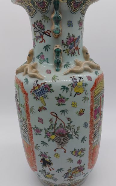 null CHINE. VASE à décor de végétaux et de scènes de genre 

cachet au revers 

H:...