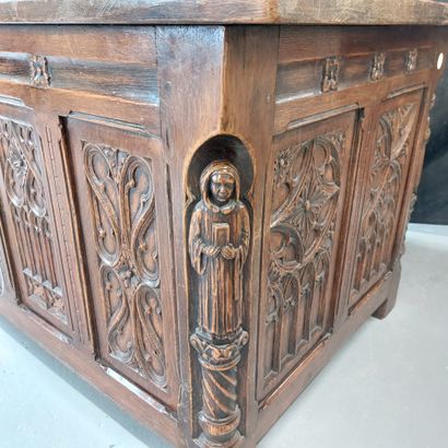 null Gothic style desk in natural wood carved with rosettes and architectural vaults...