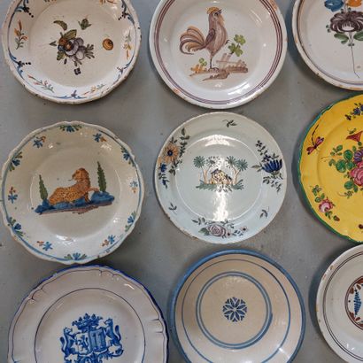 null 
BATCH OF 12 PLATES IN POLYCHROME EARTHENWARE 





with multiple decorations:...