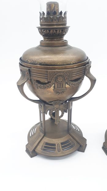 null PAIRE DE LAMPES à pétrole en bronze et laiton à décor de guirlandes

Vers 1900

H...