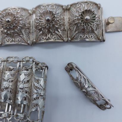 null SET 

including two filigree bracelets and a braoche. Silver mountings. 

Gross...