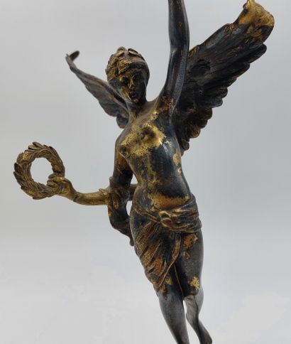null BRONZE representing an angel holding a laurel wreath and a rose, resting on...