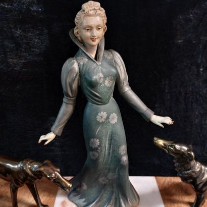 null Chryselephantine, head and hands in resin, lady accompanied by her two greyhounds,...