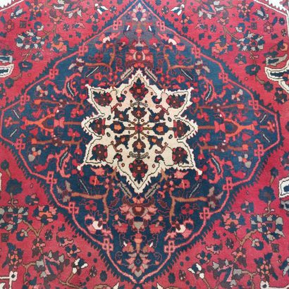 null Woolen carpet with medallion on red background

302 x 212 cm