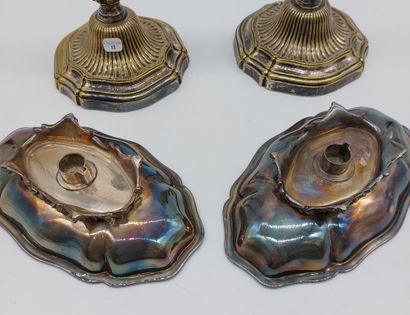 null ENSEMBLE DE METAL ARGENTE, comprenant :

- une paire de bougeoirs en bronze...