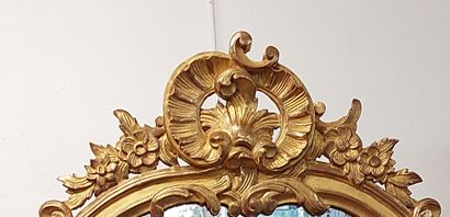 null MIROIR en bois doré à motifs rocailles

Style Louis XV

98 x 63 cm