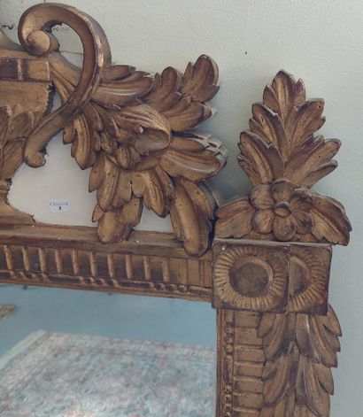 null MIROIR en bois et stuc doré à décor d'un pot à feu et de motifs végétaux. 

Style...