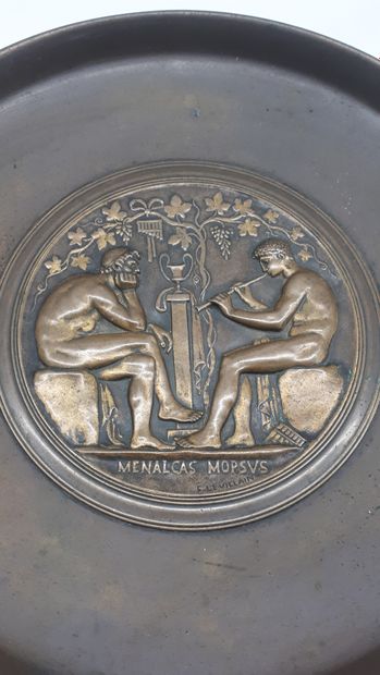 null Ferdinand LEVILLAIN (1837-1905) 

Coupe à pied en bronze à décor de scène mythologique

anses...
