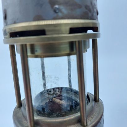 null TROIS LAMPES DE MINEURS dont deux avec monture en verre Baccarat. 

H : 27 cm

(En...