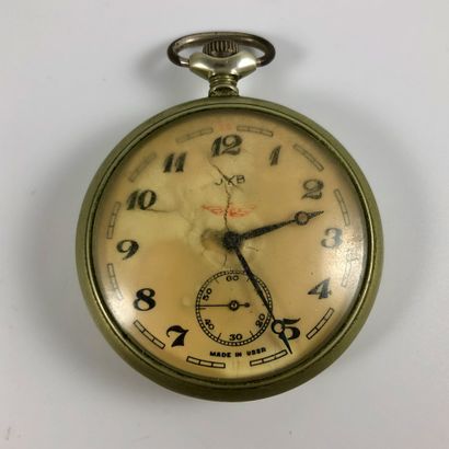 null MONTRE DE GOUSSET RUSSE Vers 1950. Boite en métal blanc, mouvement mécanique...