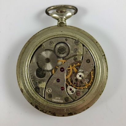 null MONTRE DE GOUSSET RUSSE Vers 1950. Boite en métal blanc, mouvement mécanique...