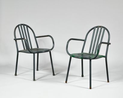  ROBERT MALLET-STEVENS (1886-1945), ATTRIBUE A Paire de fauteuils de jardin en tube...