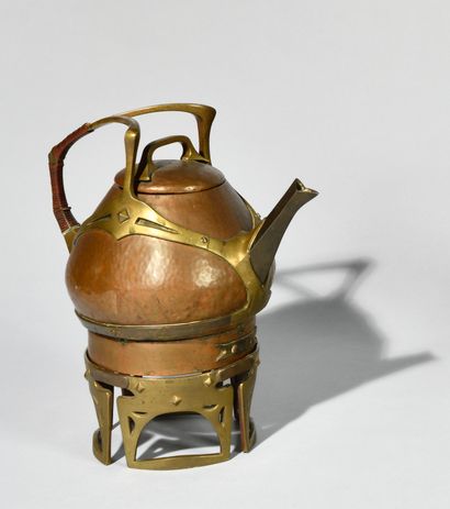 null NEW ART WORK Kettle in hammered copper and brass structure Stamped "Therma"...