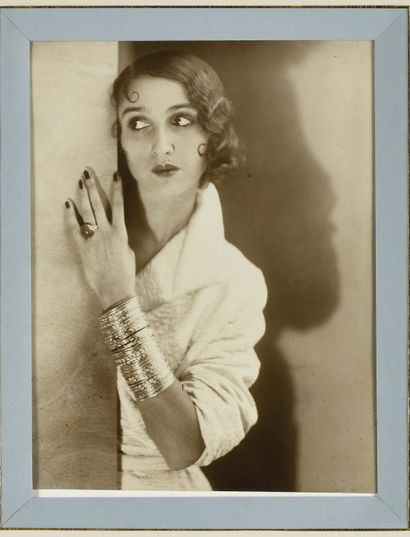 null JACQUES-HENRI LARTIGUE (1894-1986) Renée aux bracelets Grand tirage argentique...