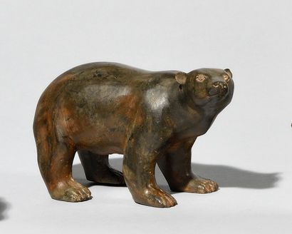 null PIERRE CHENET (XXE SIECLE) Small polar bear Bronze with brown ochre patina Signature...