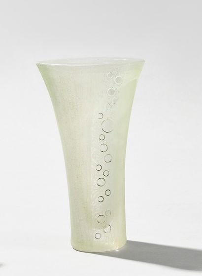 ANATOLE RIECKE (XXE) Vase navette à décor...