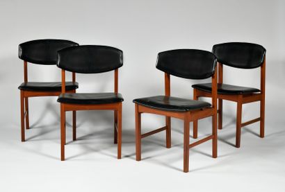 null SCANDINAVE WORK OF THE 1960S Suite of four chairs in teak and black leather,...