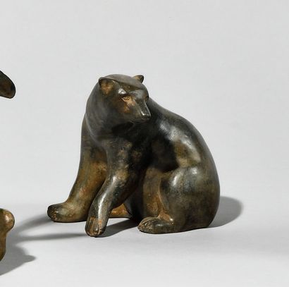  PIERRE CHENET (XXE SIECLE) Small polar bear sitting Bronze with brown ochre patina...