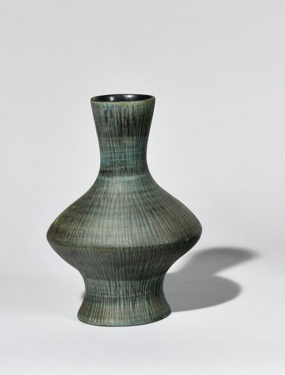 null JEAN DE LESPINASSE (1896-1979) Vase with angular body, flared neck, in green...