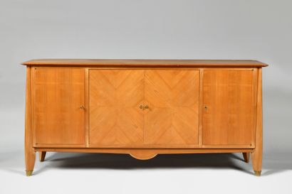 null WORK OF THE 1950S Sycamore veneer sideboard opening with a pair of central leaves...