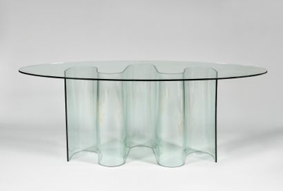 null TRAVAIL DES ANNEES 1980 Table à plateau ovale en épaisse dalle de verre, sur...