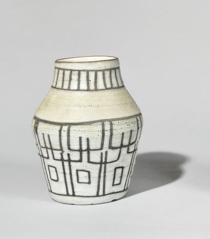 JACQUES POUCHAIN (1925-2015) Vase en céramique...
