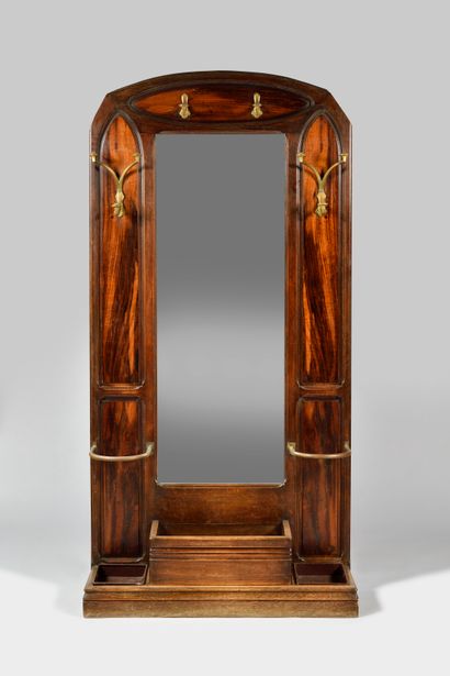  LOUIS MAJORELLE (1859-1926) Vestiaire à panneaux moulurés centrés d’un grand miroir...