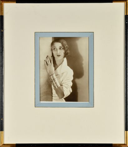 null JACQUES-HENRI LARTIGUE (1894-1986) Renée aux bracelets Large framed vintage...