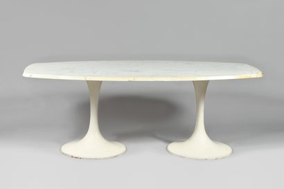 null TRAVAIL DES ANNEES 1960 Table à plateau oblong en marbre blanc veiné gris, champ...