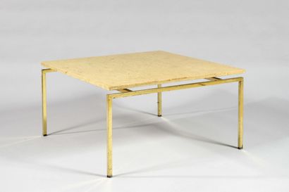 null TRAVAIL DES ANNEES 1970 Table basse, piètement en fer doré à section carrée...
