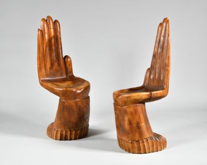 null PEDRO FRIEDEBERG (1936/37), DANS LE GOUT DE « Les deux Mains » Paire de chaises...