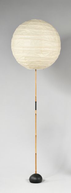 null ISAMU NOGUCHI (1904-1988) Lampadaire à abat-jour en papier Washi et fut de bambou...