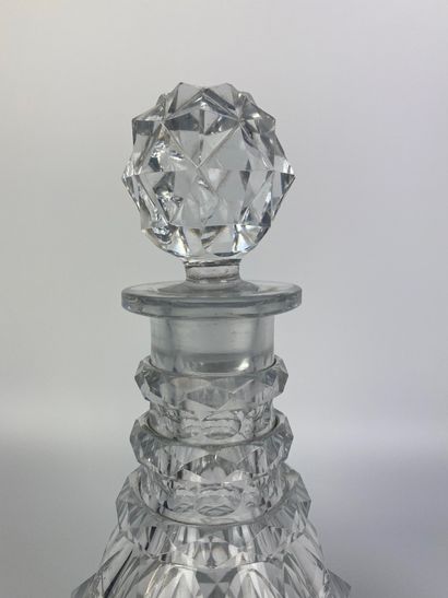 null PAIR OF CARAFES in crystal. Charles X period. H : 27,5 cm and 28,5 cm (small...