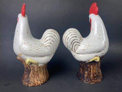 null CHINE Paire de coqs en porcelaine Fin époque QING, XIXème siècle H: 34cm (Petit...