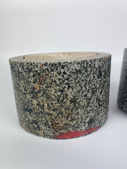 null Pair of circular granite SOCLES. 19th century. H : 12 cm Diameter : 19 cm (...