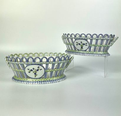 null NIDERVILLER Pair of porcelain baskets decorated with barbs (small accident to...