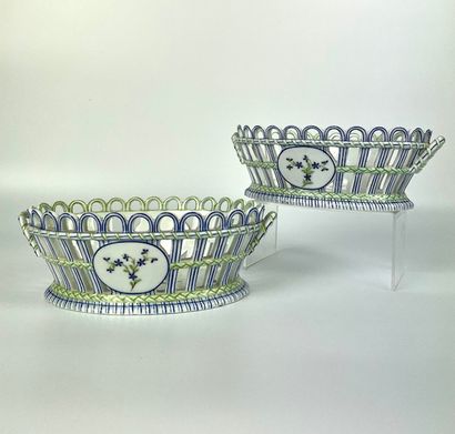 null NIDERVILLER Paire de corbeilles en porcelaine décor aux barbeaux (petit accident...