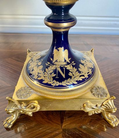 null SEVRES (Dans le gout de) Vase sur piédouche monté en lampe en porcelaine bleue...