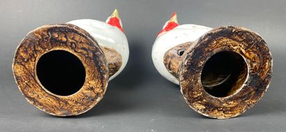 null CHINE Paire de coqs en porcelaine Fin époque QING, XIXème siècle H: 34cm (Petit...