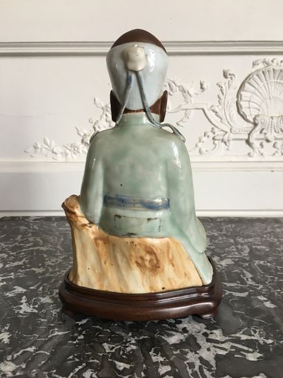 null CHINE Figurine en porcelaine représentant Shoulao tenant un sceptre lingzhi...