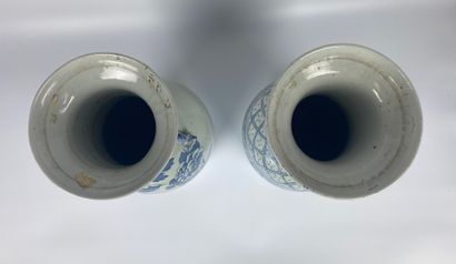 null CHINE Deux vases ballustre en porcelaine bleu-blanc, l'un à décor de caligraphies,...