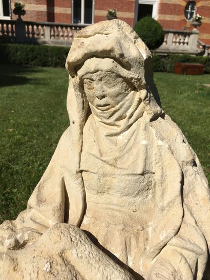 null VIERGE DE PITIE EN PIERRE CALCAIRE SCULPTEE. La Vierge porte sur ses genoux...