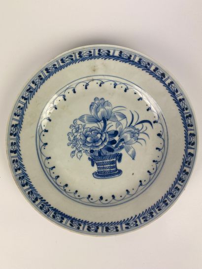 null CHINE Six assiettes en porcelaine blanc-bleu à décor d'un panier fleuri. XVIIIe...