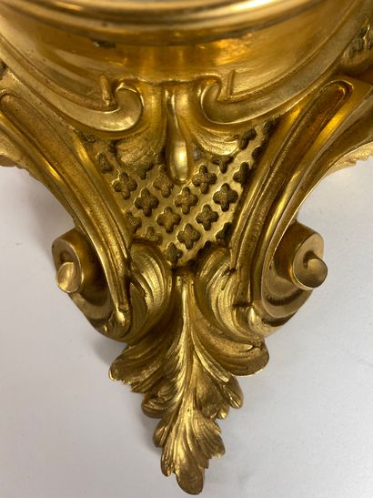 null BAROMETER in gilt bronze and chased with rocaille decoration. Signed Chevalier...
