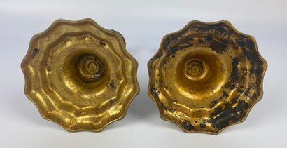 null PAIR OF CANDLES in gilt and chased bronze with a moving shaft and base. Louis...
