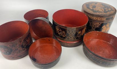null VIETNAM Collection de cinq boites à pique-nique rondes en laque Fin du XIXème...