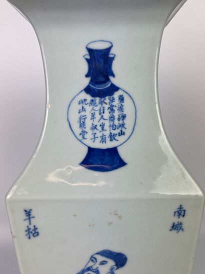 null CHINE Vase en pocelaine bleu-blanc à pans coupés à décor de personnages et de...