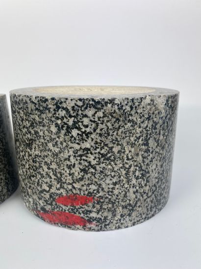 null Pair of circular granite SOCLES. 19th century. H : 12 cm Diameter : 19 cm (...