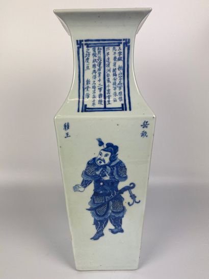 null CHINE Vase en pocelaine bleu-blanc à pans coupés à décor de personnages et de...