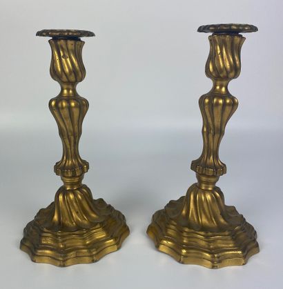 null PAIR OF CANDLES in gilt and chased bronze with a moving shaft and base. Louis...